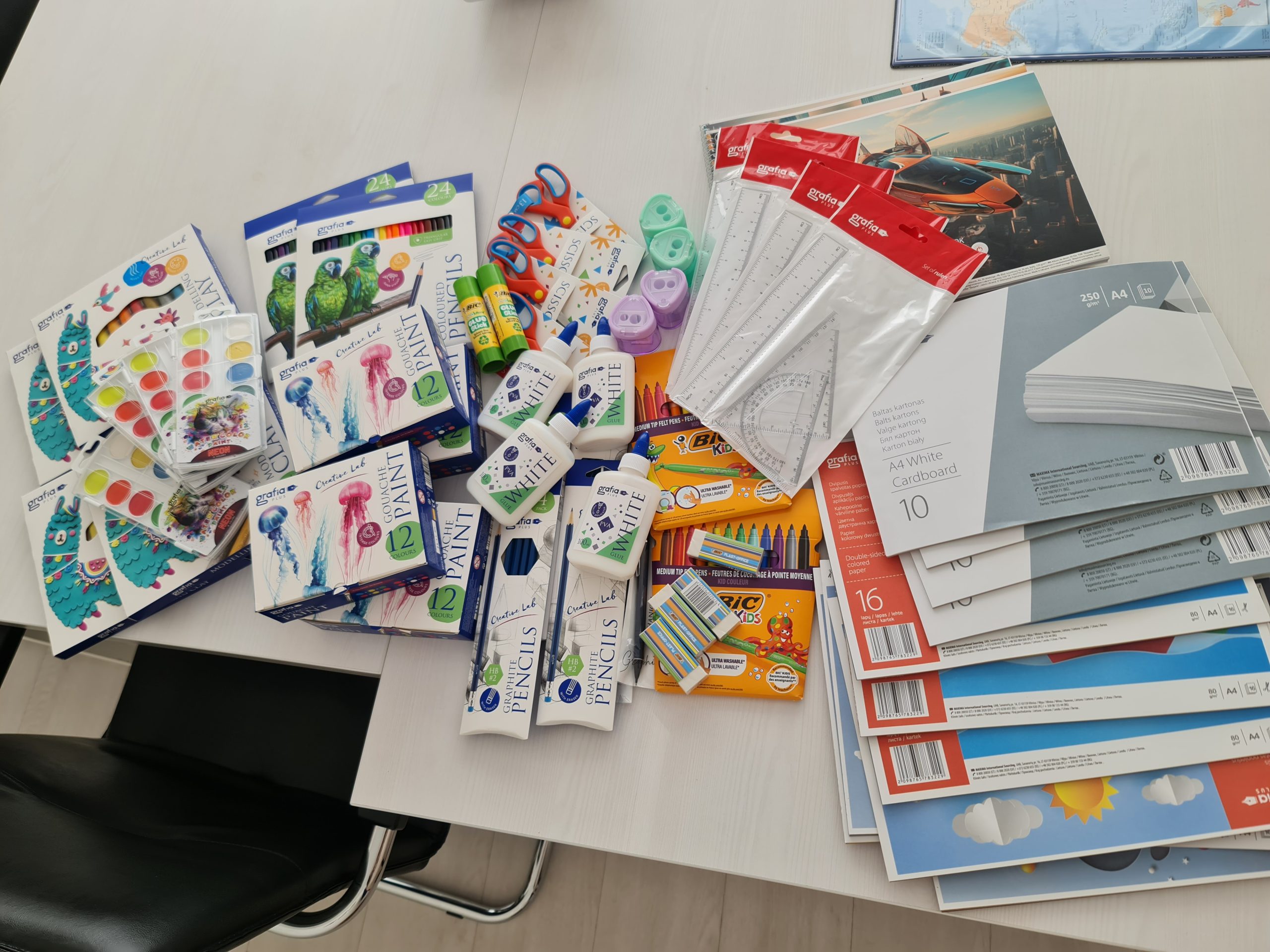 Kauno rajono mokyklos mokiniams suteikta pagalba: buvo pristatytos mokyklinės priemonės